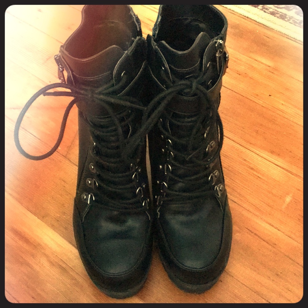Sexy black boots by Guess